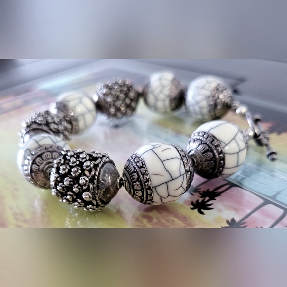 Chunky White and Silver Crackle Toggle Bracelet - Picture 3 of 8